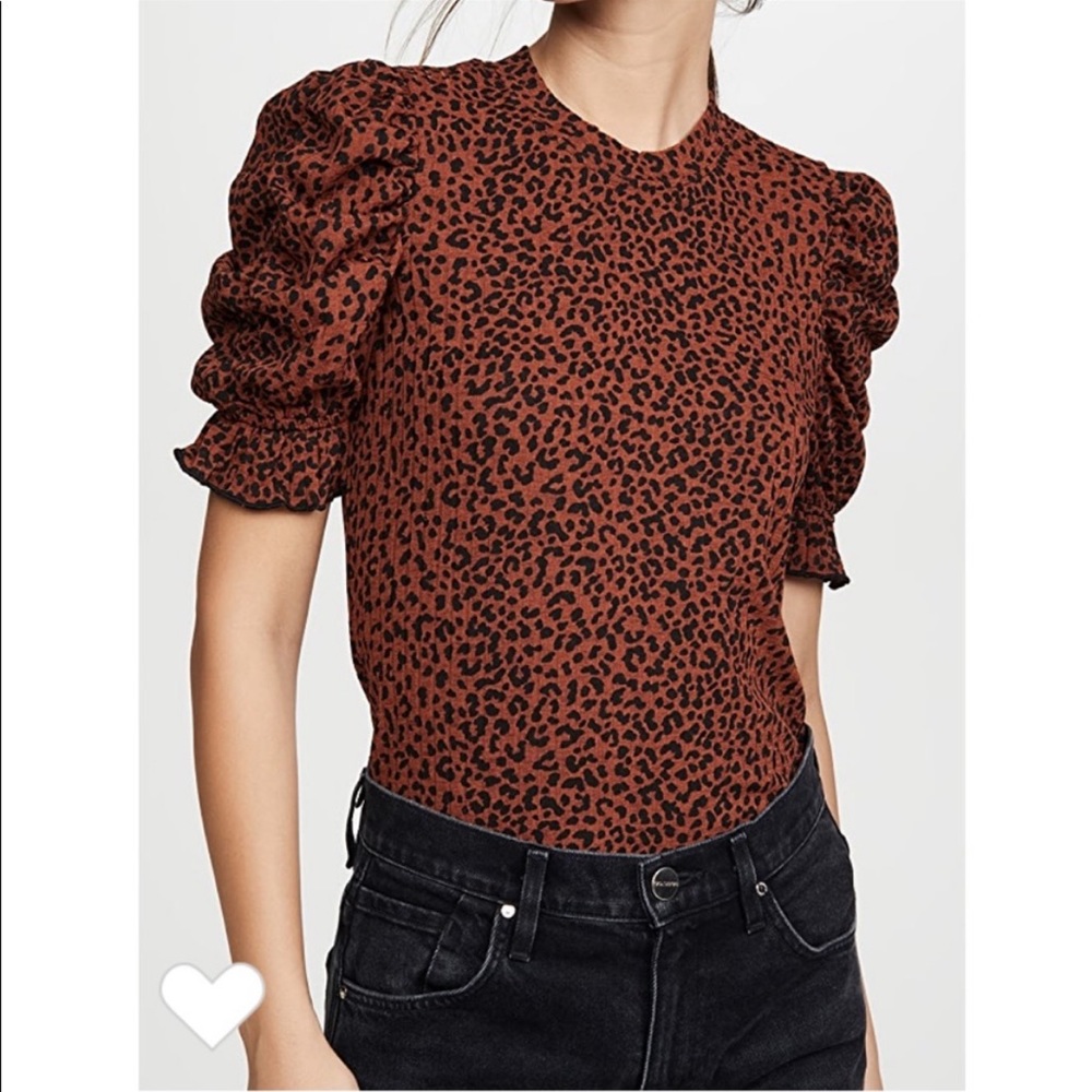 • moon river leopard ruched sleeve top •